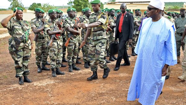 Militares do exército recebendo a visita do presidente do Mali, Boubacar Keita - Sputnik Brasil