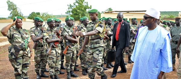 Militares do exército recebendo a visita do presidente do Mali, Boubacar Keita, na última quinta-feira em Kati - Sputnik Brasil