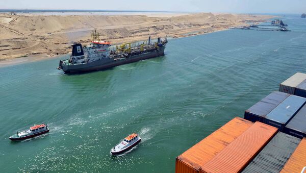 Um navio de carga navega na nova via do Canal de Suez em Ismailia - Sputnik Brasil