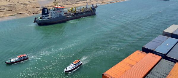 Um navio de carga navega na nova via do Canal de Suez em Ismailia - Sputnik Brasil