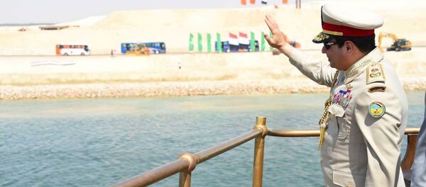 Abdul Fattah Khalil al-Sisi, presidente egípcio, visita a cerimônia de abertura da nova via do canal de Suez na cidade de Ismailia - Sputnik Brasil
