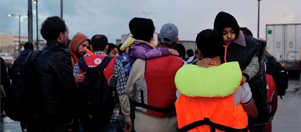 Imigrantes temporariamente detidos caminham no porto da ilha grega de Kos - Sputnik Brasil