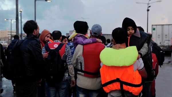 Imigrantes temporariamente detidos caminham no porto da ilha grega de Kos - Sputnik Brasil