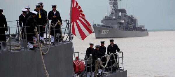 Japanese navy officers stand on the deck of Japan Maritime Self-Defense Force's vessel docked at Thilawa port, Myanmar, Monday, Sept. 30, 2013 - Sputnik Brasil