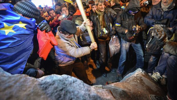 Ucranianos derrubam monumento de Lenin em Kiev - Sputnik Brasil