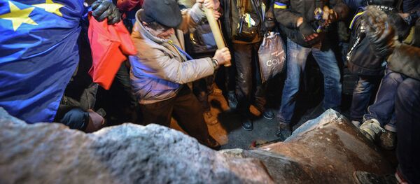 Ucranianos derrubam monumento de Lenin em Kiev - Sputnik Brasil