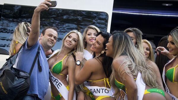 Um homem tira selfie com participantes do concurso Miss Bumbum Brazil 2015 em São Paulo - Sputnik Brasil