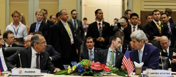 O chanceler russo Sergei Lavrov (à esquerda) falando com o secretário de Estado dos EUA, John Kerry, antes da cúpula da Associação de Nações do Sudeste Asiático (ASEAN). - Sputnik Brasil