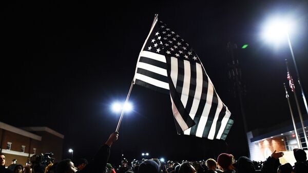 Manifestantes protestam contra a desigualdade racial com bandeira simbólica dos EUA a preto e branco - Sputnik Brasil