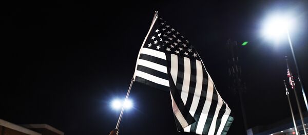 Manifestantes protestam contra a desigualdade racial com bandeira simbólica dos EUA a preto e branco - Sputnik Brasil