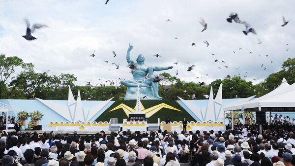 Pombos voam em torno da estátua de paz durante um serviço memorial para as vítimas do bombardeio atômico 1945, no Parque da Paz de Nagasaki em 9 de agosto de 2014. - Sputnik Brasil