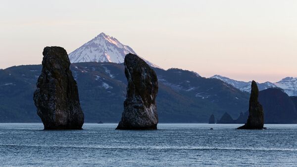 As montanhas Tri Brata (três irmãos) na Baía de Avacha em Kamchatka na Rússia. - Sputnik Brasil