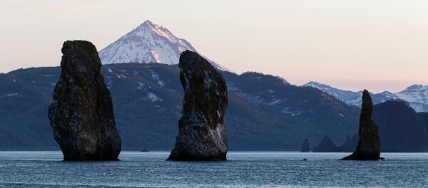As montanhas Tri Brata (três irmãos) na Baía de Avacha em Kamchatka na Rússia. - Sputnik Brasil