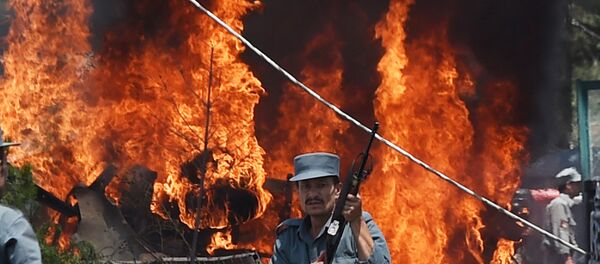 A explosão no aeroporto de Cabul da segunda-feira continua série de atentados sangrentos na capital afegã - Sputnik Brasil