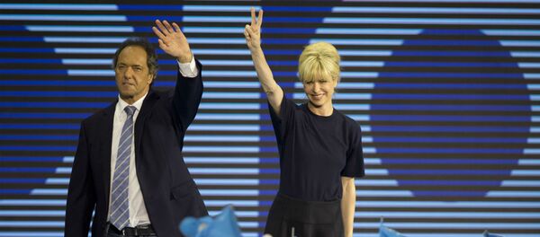 Daniel Scioli e a esposa Karina Rabolini comemoram a vitória nas primárias da Argentina. - Sputnik Brasil