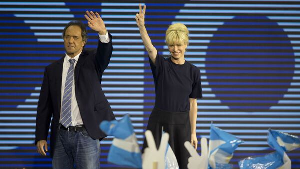 Daniel Scioli e a esposa Karina Rabolini comemoram a vitória nas primárias da Argentina. - Sputnik Brasil