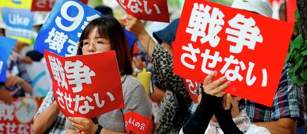 Manifestantes levantam placas contra a guerra em frente ao Parlamento japonês em Tóquio - Sputnik Brasil