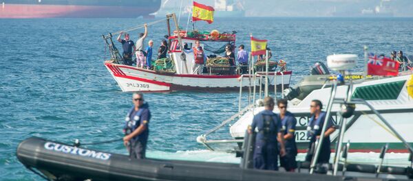 Um barco da Guarda Civil de Gibraltar vigia pescadores espanhóis próximos às águas territoriais britânicas. - Sputnik Brasil