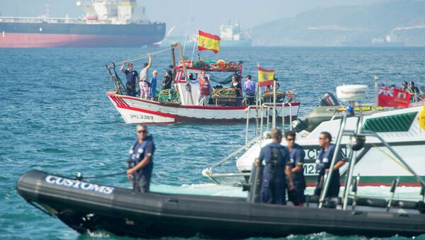 Um barco da Guarda Civil de Gibraltar vigia pescadores espanhóis próximos às águas territoriais britânicas. - Sputnik Brasil