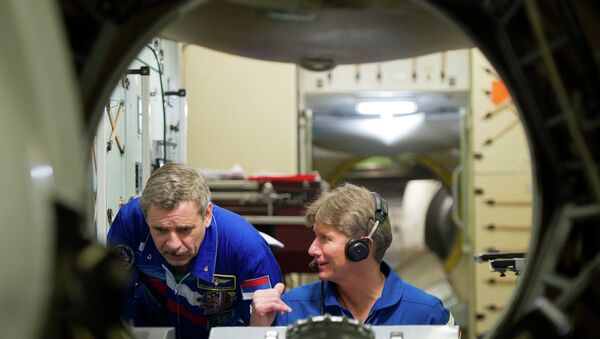 Russian Cosmonauts Mikhail Korniyenko (left) and Gennady Padalka, members of the International Space Station 43/44 crew, seen during their work-outs on the ISS simulator at the Star City - Sputnik Brasil