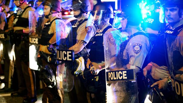 Polícia de St. Louis acompanha os protestos em Ferguson - Sputnik Brasil