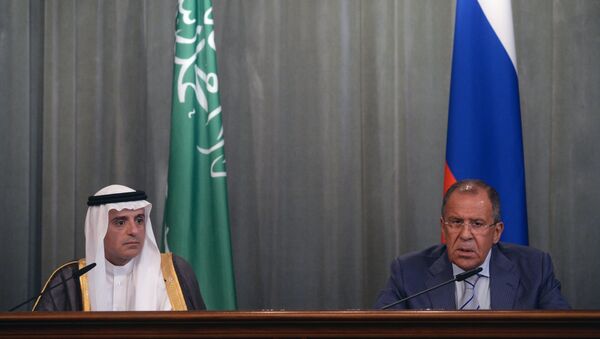 Chanceleres da Rússia e da Arábia Saudita, Sergei Lavrov (direita) e Adel al-Jubeir (esquerda) - Sputnik Brasil