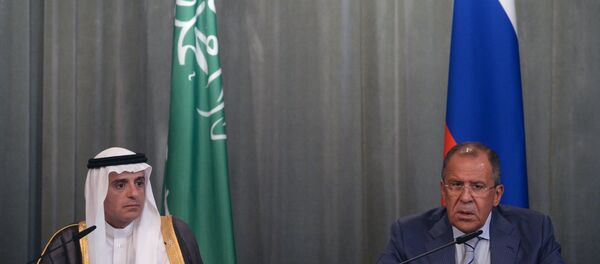Chanceleres da Rússia e da Arábia Saudita, Sergei Lavrov (direita) e Adel al-Jubeir (esquerda) - Sputnik Brasil