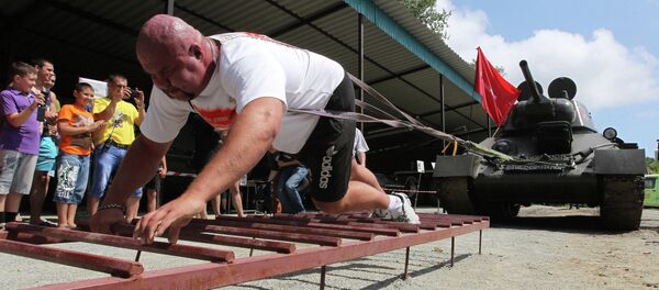 Homem mais forte russo Ivan Savkin está puxando o tanque T-34 - Sputnik Brasil