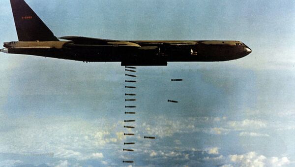 Avião dos EUA lançando bombas durante a Guerra do Vietnã - Sputnik Brasil