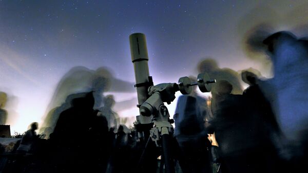 Pessoas observam estrelas. Foto do arquivo - Sputnik Brasil