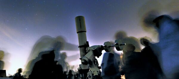 Pessoas observam estrelas. Foto do arquivo - Sputnik Brasil