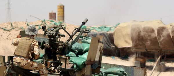 Um soldado iraquiano, do grupo aliado da coalizão ocidental, durante um combate com as forças do Estado Islâmico - Sputnik Brasil