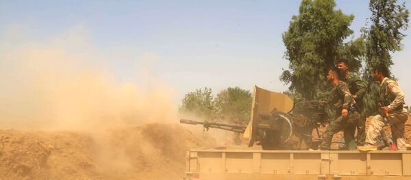 Milícias peshmerga atacam posições do Estado Islâmico com fogo de artilharia, em junho de 2015 - Sputnik Brasil