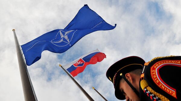 Bandeiras da Eslováquia e da OTAN - Sputnik Brasil