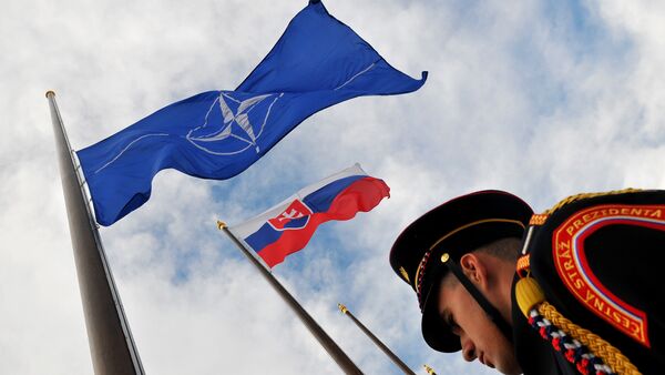 Bandeiras da Eslováquia e a OTAN - Sputnik Brasil