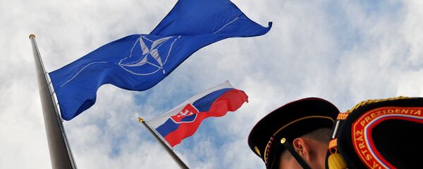 Bandeiras da Eslováquia e a OTAN - Sputnik Brasil