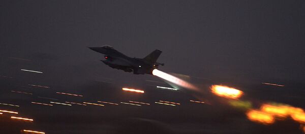 Avião norte-americano decola da base aérea Incirlik, na Turquia - Sputnik Brasil
