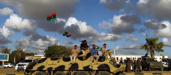 Soldados do exército líbio durante patrulha em Bengazi, nesta sexta-feira, 14 de agosto - Sputnik Brasil