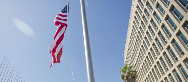 Cerimônia de hasteamento da bandeira dos Estados Unidos em Havana, nesta sexta-feira, 14 de agosto de 2015 - Sputnik Brasil