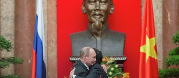 O presidente russo, Vladimir Putin, em encontro com o presidente vietnamita, Truong Tan Sang, durante visita a Hanói em novembro de 2013 O presidente russo, Vladimir Putin, em encontro com o presidente vietnamita, Truong Tan Sang, durante visita a Hanói em novembro de 2013 - Sputnik Brasil