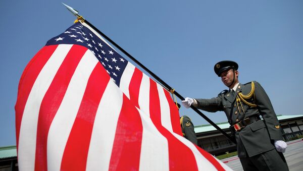 Soldado japonês segura bandeira americana em cerimômia na cidade de Tóquio. - Sputnik Brasil