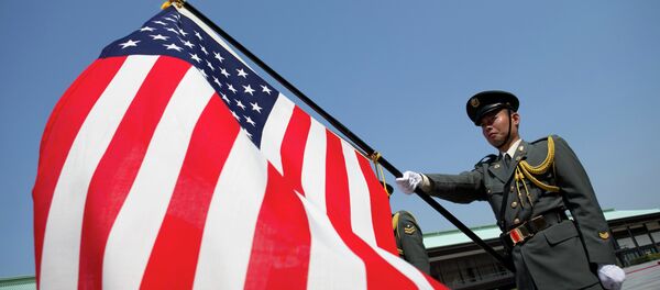 Soldado japonês segura bandeira americana em cerimômia na cidade de Tóquio. Soldado japonês segura bandeira americana em cerimômia na cidade de Tóquio. - Sputnik Brasil
