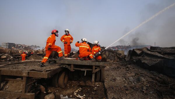 Bombeiros extinguem incêndio na zona portuária de Tianjin, onde ocorreram explosões que provocaram a morte de mais de 100 pessoas - Sputnik Brasil