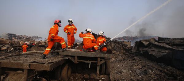 Bombeiros extinguem incêndio na zona portuária de Tianjin, onde ocorreram explosões que provocaram a morte de mais de 100 pessoas - Sputnik Brasil