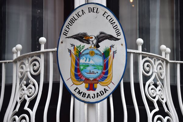 A placa da Embaixada do Equador em Londres - Sputnik Brasil