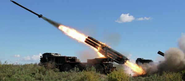 Lançador múltiplo de foguetes russo Uragan realiza disparo de foguetes Lançador múltiplo de foguetes russo Uragan realiza disparo de foguetes - Sputnik Brasil