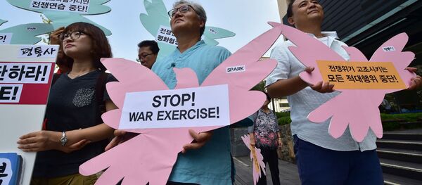 Sul-coreanos se reúnem em frente à Embaixada dos EUA em Seul para pedir uma solução pacífica para os problemas com a Coreia do Norte. - Sputnik Brasil