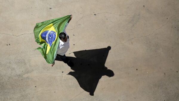 Um participante de protestos contra a presidente do Brasil, Dilma Rousseff. Brasilia, 16 de agosto de 2015. - Sputnik Brasil