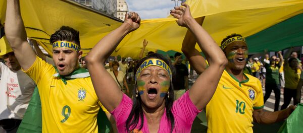 Manifestantes gritam slogans anti-governamentais segurando uma bandeira gigante com a palavra Impeachment escrito, durante os protestos do domingo contra corrupção e desaceleração econômica que se expandiram por todo o país, e contaram com a participação de milhares de pessoas. São Paulo, 16 de agosto de 2015. - Sputnik Brasil