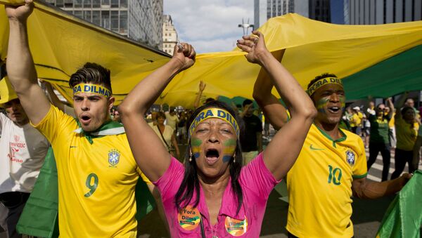 Manifestantes gritam slogans anti-governamentais segurando uma bandeira gigante com a palavra Impeachment escrito, durante os protestos do domingo contra corrupção e desaceleração econômica que se expandiram por todo o país, e contaram com a participação de milhares de pessoas. São Paulo, 16 de agosto de 2015. - Sputnik Brasil